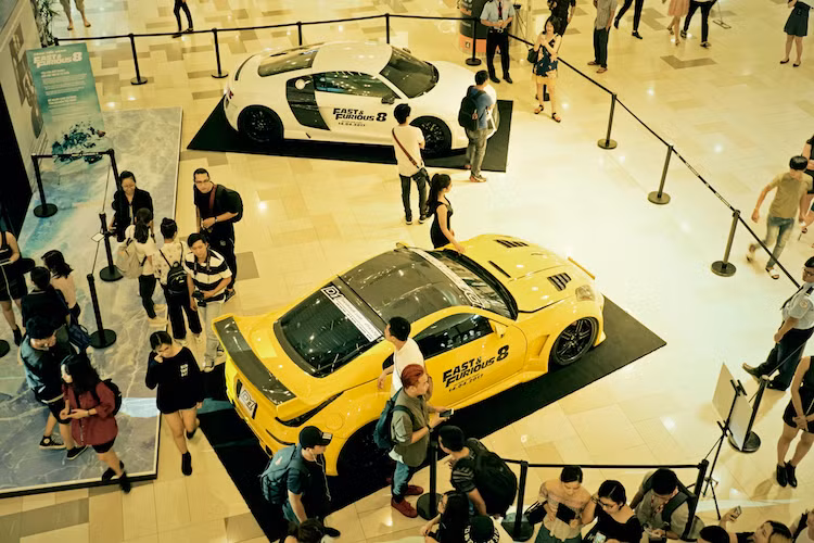 Vào tối ngày 11/4/2017 tại trung tâm thương mại Vivo ở quận 7 Sài Gòn, buổi họp báo ra mắt và công chiếu bộ phim "bom tấn" hành động tốc độ Fast &amp; Furious 8 đã được tổ chức. Không chỉ có sự góp mặt của nhiều người nổi tiếng, sự kiện còn có sự góp mặt của những dân chơi siêu xe Sài Gòn với hàng loạt siêu xe, xe độ "hàng khủng" tại Việt Nam.