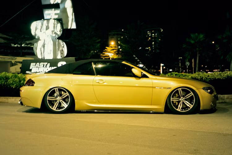 Một chiếc BMW M6 mui trần đời trước với tên mã E64 có màu sơn xanh cực "độc" và hệ thống treo khí có khả năng hạ gầm sát đất khi đỗ. Giống như M5 E60, M6 E64 được trang bị khối động cơ V10 5.0 nạp khí tự nhiên có nguồn gốc từ xe đua công thức 1, giúp chiếc xe đạt công suất 507 mã lực cùng mô-men xoắn cực đại 520 Nm.