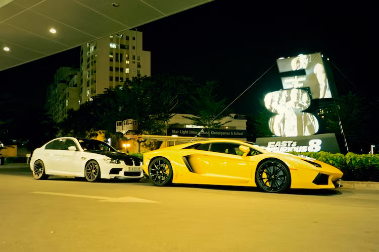 Đỗ ngay bên dưới Lamborghini Aventador LP700-4 là một chiếc BMW 3 Series thế hệ trước với tên mã E90, nhưng đã được độ ngoại thất "full bài" BMW M3 nhờ có bodykit và mâm thể thao.