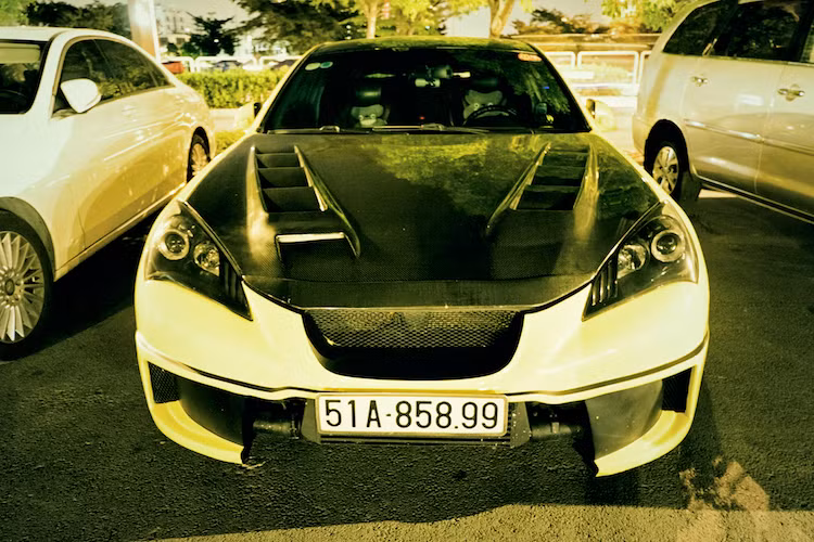 Một chiếc Hyundai Genesis khác được độ bodykit và nắp ca-pô. Dựa vào két tản nhiệt ở phía sau cản trước, nhiều khả năng chiếc xe này cũng đã được độ công suất để có thể chơi bộ môn drift.