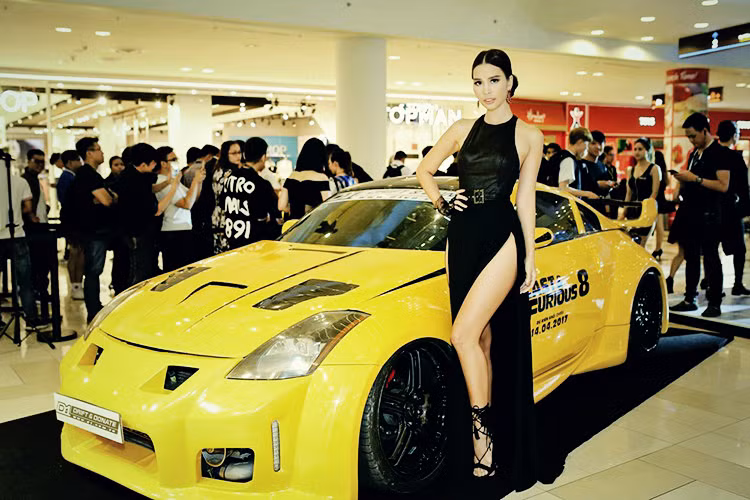 Để quảng cáo cho bộ phim, một cặp đôi xe độ đã được trưng bày ở bên trong sảnh của trung tâm Vivo. 1 trong 2 chiếc xe là mẫu xe thể thao Nissan 350Z được độ bởi xưởng D1 tại Sài Gòn. Ngoài bộ mâm và hệ thống treo khí, điểm đặc biệt của chiếc xe này là bộ widebody Veilside Fortune tương tự như chiếc 350Z của nhân vật phản diện DK trong phần 3 của loạt phim là Tokyo Drift.