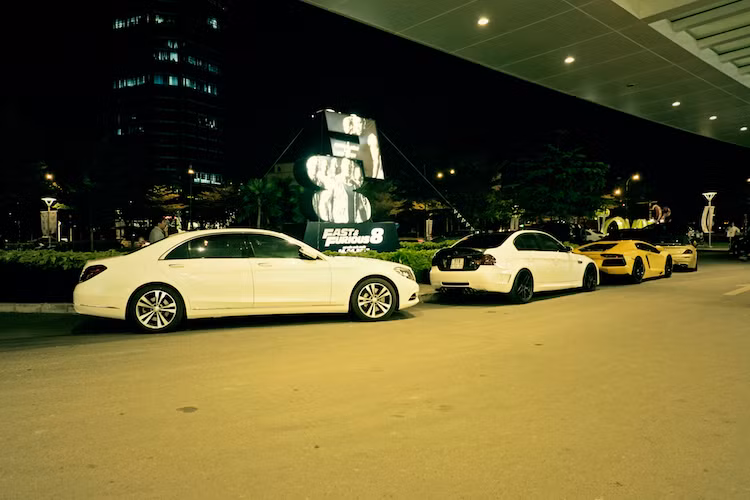 Ở bên ngoài trung tâm, những mẫu siêu xe và xe độ của các khách "VIP" cũng được đỗ riêng ở một vị trí trước sảnh trung tâm thương mại, trong đó nổi bật nhất phải kể tới sự xuất hiện của siêu xe Lamborghini Aventador LP700-4.