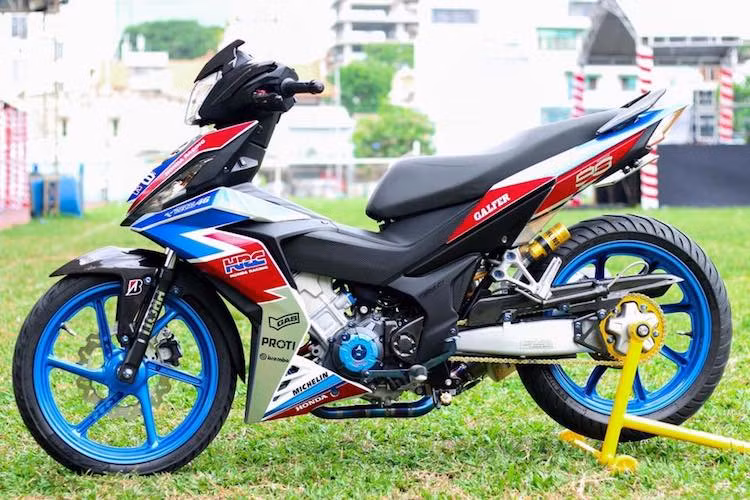 "Dàn chân" 1 gắp từ mẫu sportbike 2 kỳ Honda NSR150SP đã được "phẫu thuật" sang mẫu xe côn tay underbone mới nhất Honda Winner 150, khiến cho chiếc xe có vẻ ngoài mới mẻ và độc đáo.