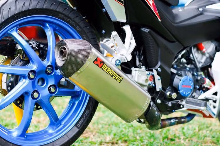 Điểm đặc biệt nhất của chiếc xe đó là bộ gắp đơn kèm mâm 8 cánh đặc trưng của Honda NSR150SP đã được chế một cách hoàn hảo vào cho Winner 150. Đi kèm với mâm sau là lốp Michelin Pilot Street với bản rộng 120/70/17 như lốp nguyên bản của Winner. Tuy nhiên do bản mâm NSR rộng hơn mâm "zin" của Winner nên lốp trông "nở" hơn.