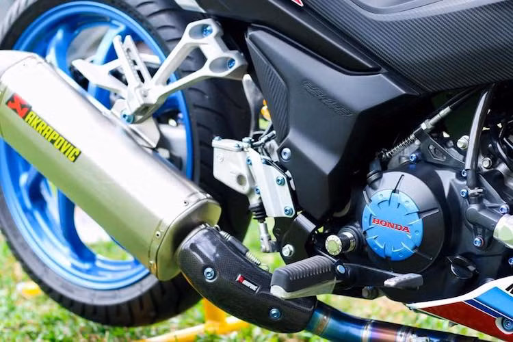 Khối động cơ nguyên bản của Winner không có sự thay đổi, chỉ sử dụng cổ pô titan và được trang trí bằng cặp ốp lốc máy màu xanh bắt mắt hơn. Cây pô dáng Akrapovic khiến tiếng nổ từ động cơ trở nên hấp dẫn hơn so với nguyên bản, trong khi hệ thống phanh sau được độ pen đạp kèm bình dầu Brembo.