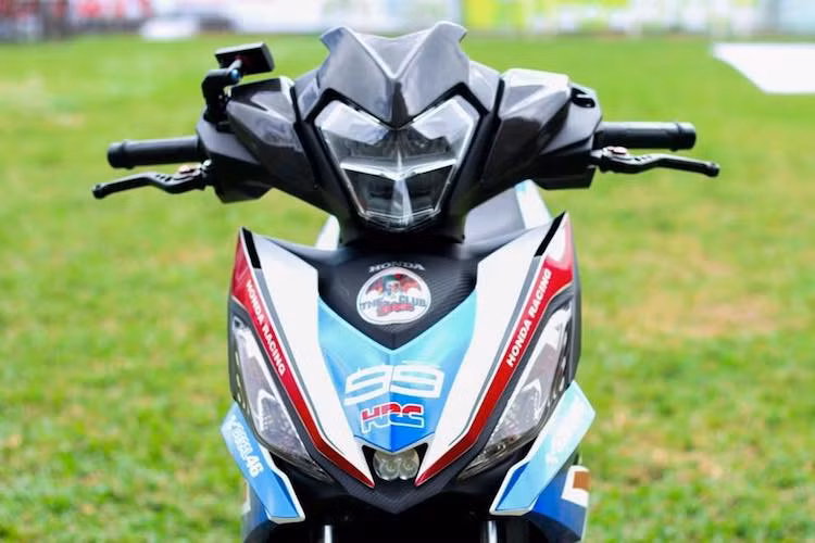 Toàn bộ phần vỏ nguyên bản của chiếc Honda Winner độ được giữ nguyên, nhưng có dàn áo đi tem đấu 3 màu theo phong cách của chi nhánh môtô thể thao Honda Racing Corporation (HRC). Nằm bên trong hốc gió trước, chiếc xe đã được gắn thêm đèn trợ sáng L4 LED, trong khi phía trên tay lái có cặp tay phanh/côn đồ chơi và đồng hồ KOSO Mini 3.