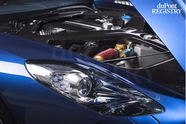 Động cơ này được kết hợp với hộp số tự động 6 cấp ZF được gia cường từ dòng DB9 kèm hệ dẫn động cầu sau, giúp One-77 có thể tăng tốc từ 0-100 km/h chỉ trong 3,5 giây và tốc độ tối đa 354 km/h. Toàn bộ chassis của One-77 được làm từ sợi carbon, trong khi vỏ xe hoàn thiện thủ công bằng nhôm.