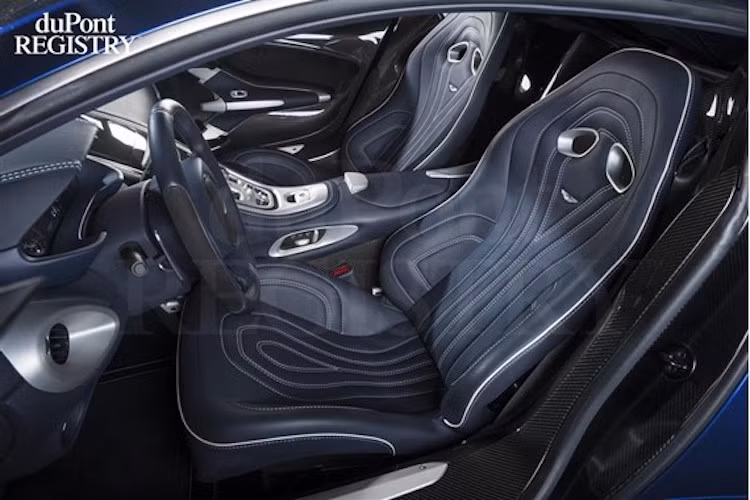 Mở những cánh cửa với bản lề nghiêng đặc trưng của hãng xe Aston Martin, nội thất của One-77 sẽ phơi bày toàn bộ đẳng cấp và sự sang trọng của mình ra. Được định nghĩa là một chiếc siêu xe du lịch sang trọng (GT), One-77 sở hữu những chiếc ghế ngồi phong cách thể thao nhưng được bọc da siêu cao cấp và chần chỉ một cách cầu kỳ.