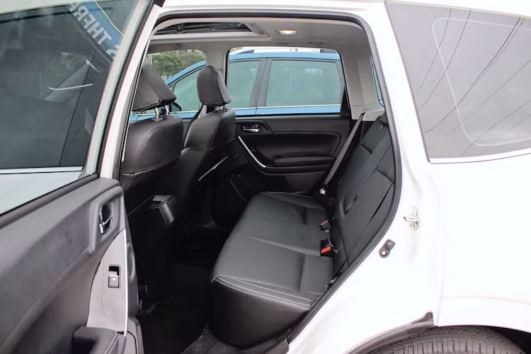 So với phiên bản cũ, Forester 2017 đã được cải tiến về mặt cách âm trong cabin với nhiều vật liệu chống ồn hơn ở các tấm ốp cửa. Xe cũng sở hữu hệ thống điều hòa 2 vùng độc lập có chức năng lọc bụi, chốt ghế trẻ em ISOFIX cùng tựa tay kết hợp khay để cốc ở hàng ghế sau.