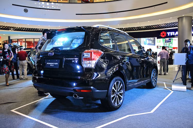 Tại thị trường Việt Nam, giá Subaru Forester 2017 vẫn được bán ra không đổi so với thế hệ cũ. Trong đó, phiên bản 2.0i-L có giá 1,445 tỷ và bản 2.0XT giá 1,6 tỷ.