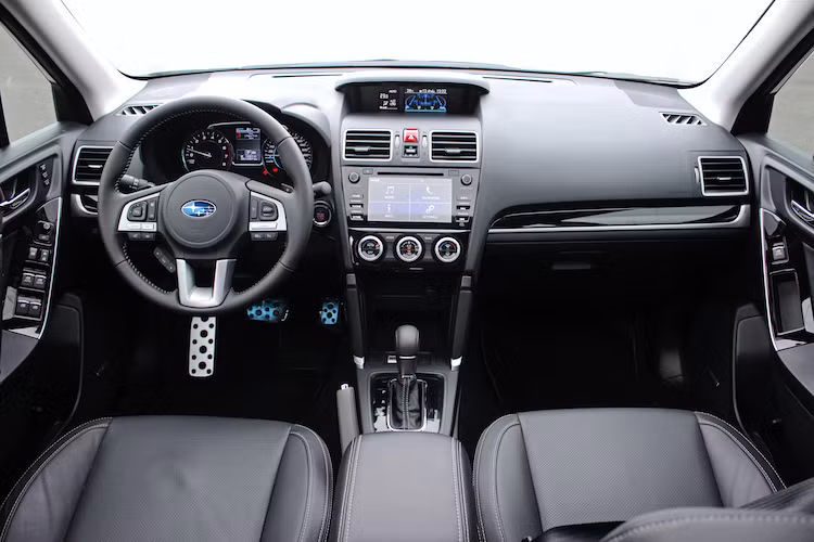 Ở bên trong nội thất, Forester 2017 mới đã được cải tiến khá triệt để về mặt tiện nghi và trang bị. Không chỉ có các ghế ngồi và nhiều chi tiết bọc da cao cấp, hàng ghế trước của chiếc xe còn có ghế lái điều chỉnh điện 8 hướng và có khả năng nhớ 2 vị trí. Vô-lăng của xe cũng có khả năng điều chỉnh 4 hướng và được tích hợp đầy đủ các nút bấm điều chỉnh âm thanh.