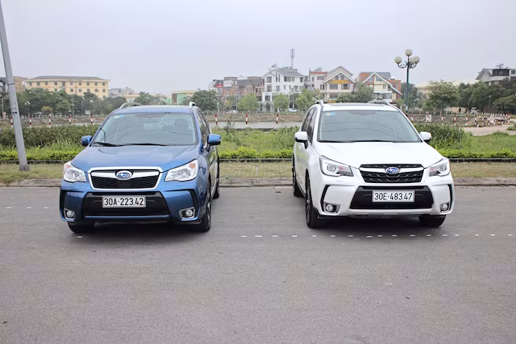 So với phiên bản cũ, Forester 2017 không có sự khác biệt lớn về thiết kế bên ngoài. Ở phía trước, thiết kế cản trước của xe vẫn được giữ nguyên, tuy nhiên lưới tản nhiệt đã có sự thay đổi nhẹ ở vân lưới. Với cụm đèn pha mới có dải LED ban ngày hình chữ C và bóng pha dạng thấu kính projector có khả năng điều chỉnh góc chiếu, Forester 2017 trông hiện đại hơn một chút.