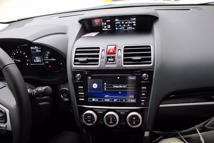 Nằm trên bảng điều khiển trung tâm của xe là hệ thống thông tin giải trí với màn hình cảm ứng 7 inch kèm các chức năng như camera lùi, Bluetooth, USB, hỗ trợ dịch vụ trợ lý ảo Siri trên iPhone. Bên cạnh đó, xe còn được trang bị dàn âm thanh Harman/Kardon cao cấp với 8 loa, 1 amplifier và đầu đĩa CD.
