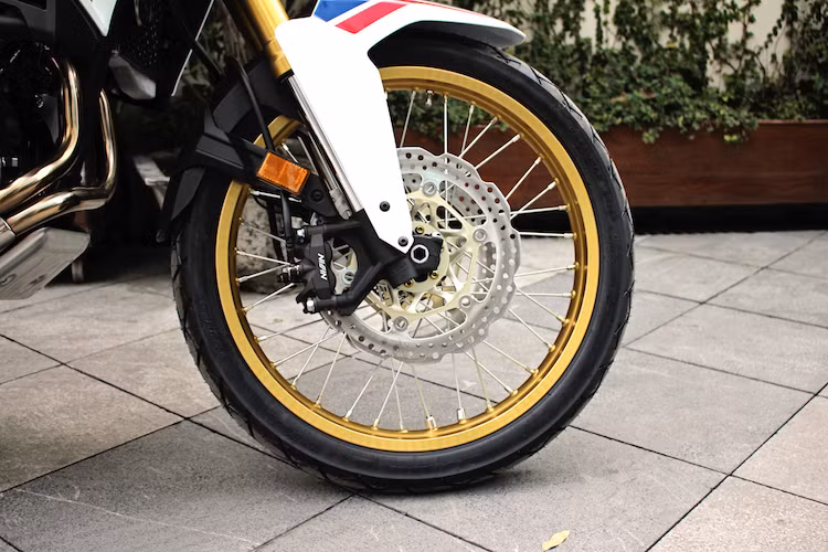 Để vượt qua các địa hình khó khăn, Africa Twin có khoảng sáng gầm lớn nhờ cặp phuộc USD Showa đường kính 45 mm với khoảng hành trình lên tới 23,11 cm. Bánh trước có vành nan đường kính lên tới 21 inch, nhưng chỉ dùng bản lốp 90/90 và vành rộng 2,15 inch để dễ điều khiển. Cặp phanh đĩa phía trước có đường kính 310 mm, kẹp bằng heo Nissin 4 pis cả hai bên và đương nhiên có ABS.