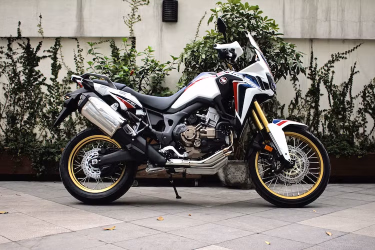 Africa Twin là một chiếc xe có kích thước tương đối lớn với chiều dài 2335 mm, rộng 930 mm, cao 1475 mm và trục cơ sở dài 1575 mm. Khoảng sáng gầm xe là 250 mm, trong khi trọng lượng của phiên bản DCT là 242 kg. Phuộc sau có dạng monoshock, khoảng hành trình 22,1 cm và điều chỉnh được 3 mức độ nhờ núm vặn. Được trang bị ABS cho cả 2 bánh nhưng chỉ có bánh sau của Africa Twin mới có khả năng ngắt ABS.