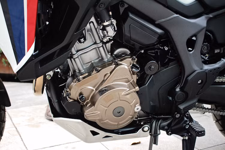 Trên CRF1000L, Honda đã trang bị cho xe động cơ 2 xi-lanh thẳng hàng 998 cc DOHC 8 van hoàn toàn mới, với đường kính xi-lanh 92 mm và hành trình 75,1 mm. Động cơ này đạt công suất tối đa 94 mã lực và mô-men xoắn cực đại 98 Nm. Bên cạnh bản hộp số ly hợp kép 6 cấp, chiếc xe vẫn có phiên bản sử dụng hộp số côn tay bình thường.