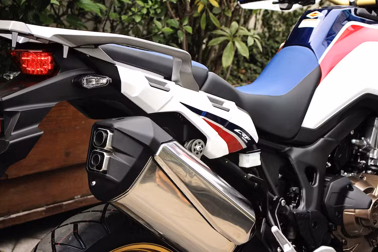 Ống xả của chiếc môtô đường trường Honda có vỏ bằng kim loại bóng và thiết kế vuông vức. Nằm hai bên đuôi xe, Honda đã tích hợp sẵn những điểm bắt trên vỏ để người dùng có thể dễ dàng lắp thêm các thùng đồ hai bên hông xe khi cần thiết.