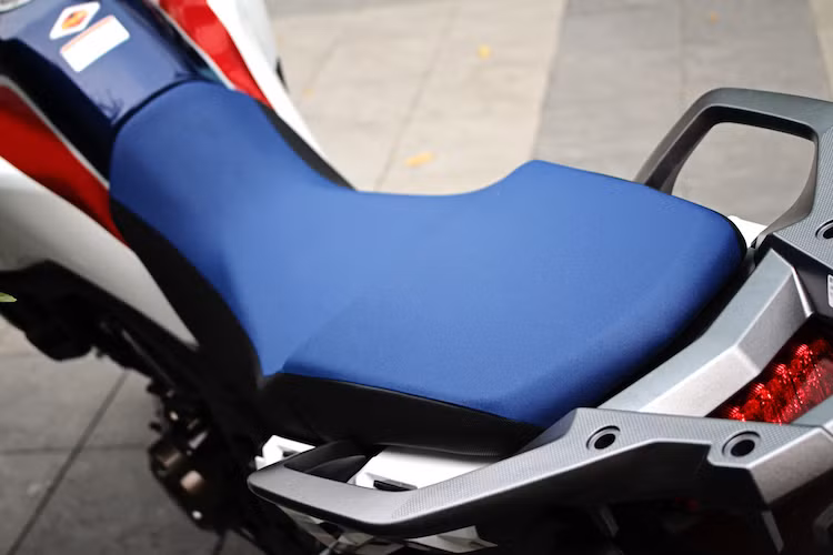 Yên của Africa Twin có thiết kế khá giống những chiếc xe "cào cào", đem tới sự thoải mái khi chinh phục địa hình. Tuy nhiên với khoảng sáng gầm cao, chiều cao yên của xe cũng lên tới 850 mm ở mức thấp nhất. Trong khi đó, mức cao nhất của yên xe là 870 mm. Với chiều cao yên này, phải những người cao khoảng 1m75 trở lên mới có thể chống một chân thoải mái xuống mặt đường.