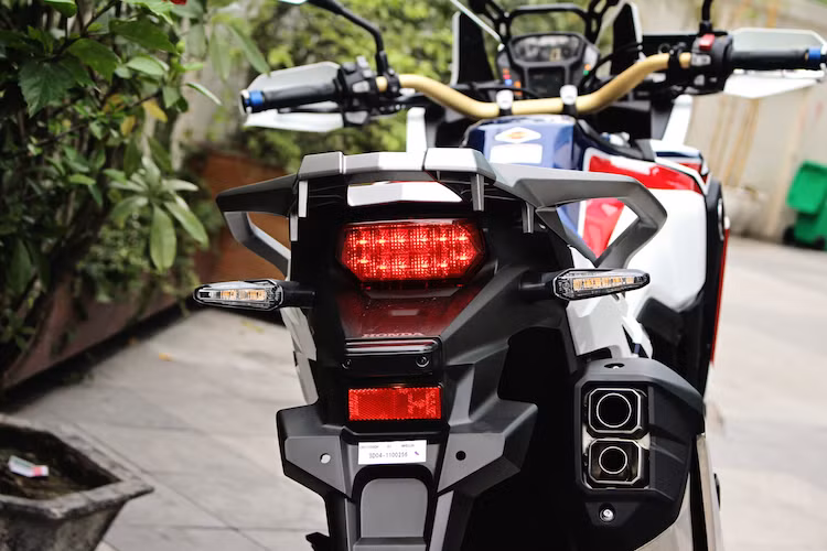 Phần đuôi xe có thiết kế đơn giản với đèn hậu bao quanh bởi chắn bùn nhựa, phía hai bên là 2 đèn xi-nhan LED. Dành cho những chuyến đi dài, Africa Twin có sẵn giá để hàng cỡ lớn sau yên.