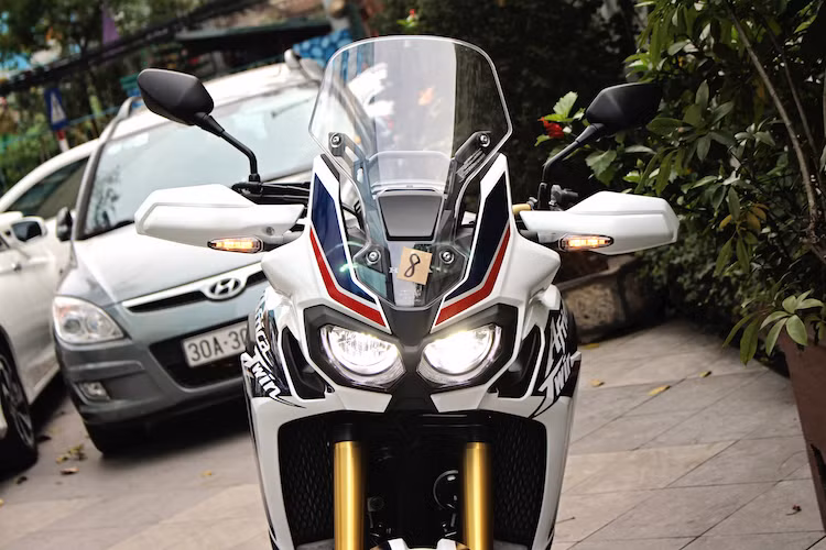 So với các đối thủ cùng phân khúc, Honda Africa Twin có kích thước nhỏ gọn hơn nhiều do sở hữu kiểu dáng "lai" giữa dòng "cào cào" chuyên nghiệp (dirtbike) và xe địa hình đa năng (adventure bike). Phần đầu xe thể thao, góc cạnh và mạnh mẽ với cặp đèn pha kép LED bao quanh bởi nhựa đúc màu đen. Phía trên là chiếc kính chắn gió cao, hạn chế tạt gió và bụi khi điều khiển Africa Twin qua những chuyến "phượt" xuyên lục địa.