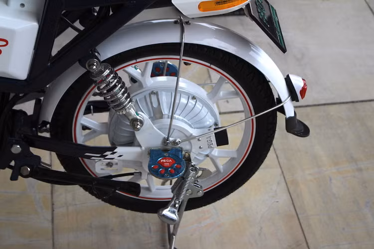 2 mẫu xe điện này đều chia sẻ chung hệ thống động cơ và bộ điều khiển của hãng Bosch, với khả năng đi được tới 80 km cho mỗi lần sạc. Động cơ nằm ở bánh sau xe có công suất danh định 250W, công suất đỉnh 700W, mô-men xoắn cực đại 34 Nm và đạt chuẩn chống nước IPX7.