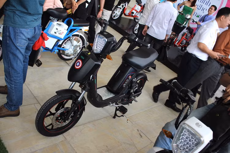 Có giá 13,99 triệu đồng, mẫu xe đạp điện CAP-A 3 có đầy đủ các đặc điểm của Zinger 3, đồng thời sở hữu một số chi tiết cao cấp hơn. Trong đó, hệ thống phanh trước của xe đã được nâng cấp lên phanh đĩa đường kính 190 mm, đèn pha LED và thiết kế lấy cảm hứng từ nhân vật siêu anh hùng Captain America.