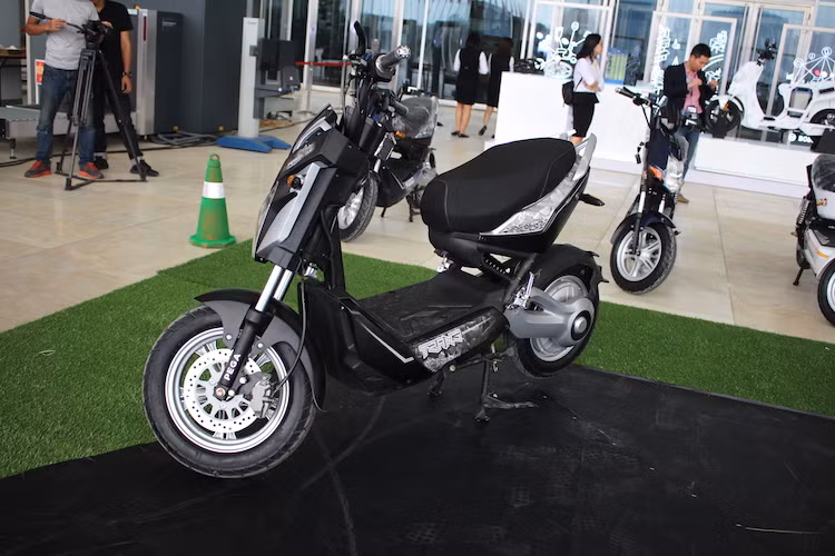 Bên cạnh đó, hệ thống giảm xóc sau của Trans cũng đã được nâng cấp lên loại phuộc đơn monoshock giống những mẫu xe máy điện thể thao, khiến trọng tâm xe thấp hơn, hấp thụ xung lực tốt hơn và cải thiện khả năng ôm cua. Giá bán đề xuất của Trans là 17,99 triệu đồng.