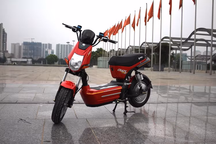 Bên cạnh các dòng xe đạp điện, Pega còn vừa ra mắt những mẫu xe máy điện mới. Trong đó, mẫu xe có giá rẻ hơn là Crazy Bull 2, được bán với giá đề xuất 15,9 triệu đồng. Mẫu xe này đã được thiết kế lại với cảm hứng lấy từ loài bò tót chiến đấu Tây Ban Nha mạnh mẽ, hiện đại hơn và công thái học phù hợp với hình thể người Việt.