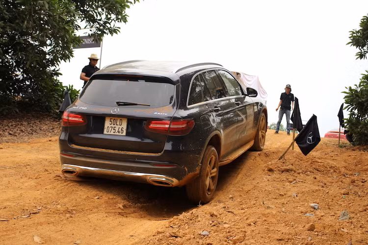 Kết thúc bài tập offroad là thử nghiệm hệ thống hỗ trợ leo dốc trên xe. Dù người lái không cần đạp phanh, những chiếc Mercedes SUV vẫn sẽ không bị trôi khi ở giữa dốc. Lúc này, nếu như đạp ga lên khoảng 2000 vòng/phút, chiếc xe sẽ tiếp tục di chuyển. Ngoài ra, những ổ gà trên dốc còn "thử thách" khả năng phân bổ sức mạnh của hệ thống 4MATIC, khiến chiếc xe dồn lực vào các bánh còn độ bám để vượt qua dốc.