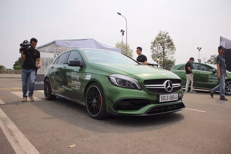 Đặc biệt, người tham gia có thể “cầm cương” các dòng xe thể thao Mercedes-AMG gồm A 45 4MATIC, CLA 45 4MATIC và GLA 45 4MATIC ở nội dung Đua xe đường thẳng (Drag race). Đây là nội dung đặc biệt nhằm chào mừng kỷ niệm 50 năm của chi nhánh xe hiệu suất cao trực thuộc Mercedes là AMG.