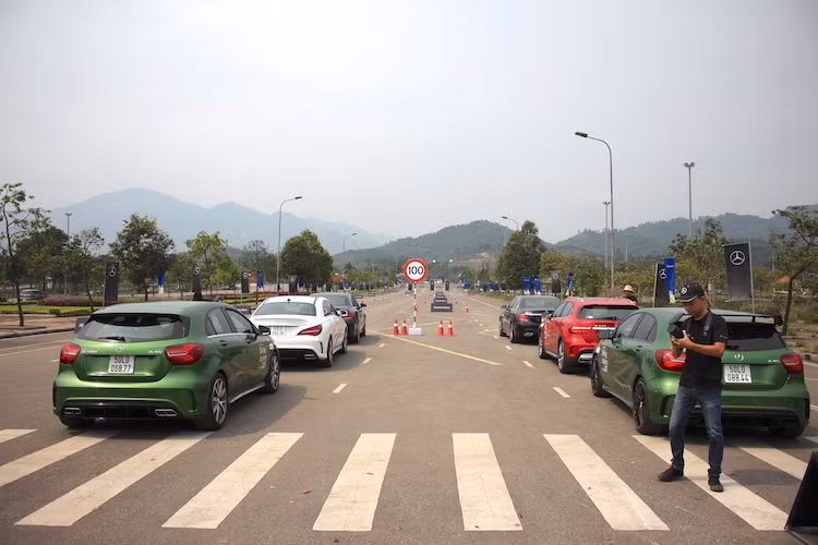 3 bài tập cơ bản về kỹ năng lái xe an toàn vẫn được duy trì cho các tay lái, bao gồm: 1. Phanh và chuyển hướng đột ngột ở tốc độ cao (Cảm nhận hệ thống ABS/BAS); 2. Kiểm soát xe trên bề mặt siêu trượt (Cảm nhận hệ thống ESP); 3. Đánh lái hình chữ chi (Zig-zag Handling). Hai bài tập nâng cao với nội dung mô phỏng các môn thể thao tốc độ, bao gồm Đua xe đường thẳng (Drag-race) và Vượt địa hình tốc độ cao (Rally).