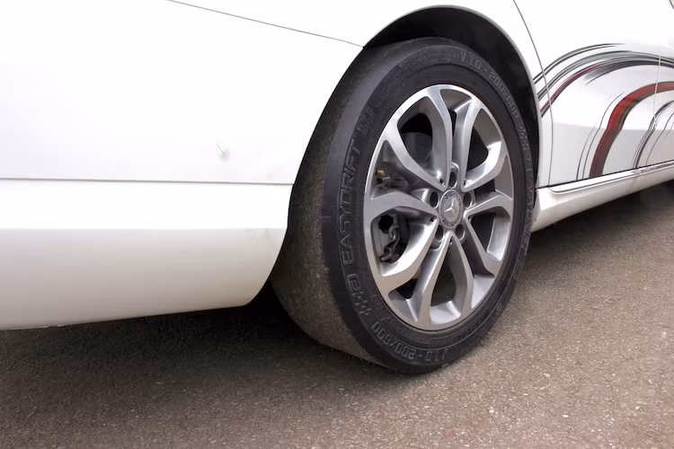 Cũng là một bài tập quen thuộc khác nhưng tại MBDA 2017 năm nay, Kiểm soát xe trên bề mặt siêu trượt lại đem tới trải nghiệm "thật" và hấp dẫn hơn hẳn. Thay vì phun nước để giảm ma sát, những chiếc xe tham gia bài tập này sẽ được lắp một lớp vỏ bao ngoài các lốp sau bằng nhựa cứng của hãng Easydrift tới từ Anh.