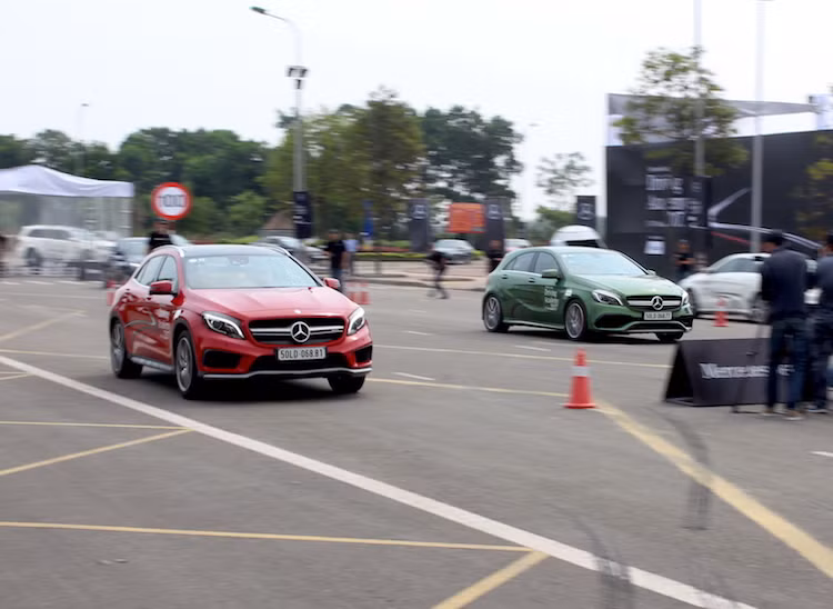 Có lẽ tại MBDA 2017, đua drag là bài tập mới mẻ, thú vị và "kích thích" nhất khi các dòng xe AMG cùng C-Class sẽ trực tiếp "so kè tốc độ với nhau trên một đoạn đường thẳng, có giới hạn duy nhất chỉ là vạch xuất phát và vạch đích. Trải nghiệm đặc biệt nhất trong bài tập này là thử nghiệm hệ thống hỗ trợ "đề pa" (Launch Control) của các dòng xe Mercedes-AMG.