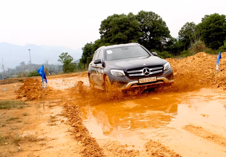 Khi đến hố bùn, học viên sẽ lựa chọn chế độ Slippery (trơn trượt) của hệ thống 4MATIC để có thể vượt qua. Những chiếc lốp được lắp trên xe thử nghiệm là loại lốp hỗn hợp, tuy nhiên nhờ có chế độ Slippery kiểm soát động cơ, hộp số và ESP nên người lái chỉ cần tập trung giữ đều ga và điều khiển tay lái là có thể vượt qua chướng ngại vật này dễ dàng.