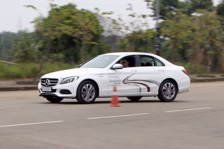 Khi chạy ngược lại ở lượt về và kích hoạt ESP, hệ thống này sẽ hạn chế tối đa sự trượt bánh bằng cách tự động phanh và giảm sức mạnh động cơ truyền tới cầu sau. Chính vì vậy, những chiếc Mercedes C và E-Class bật ESP ở lượt về có thể chạy qua các chướng ngại trong bài tập một cách an toàn như lắp lốp bình thường thay vì có Easydrift.