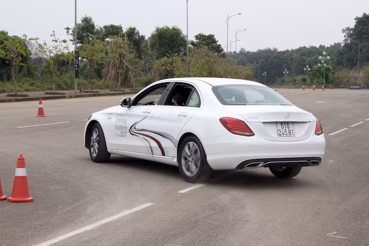 Với "đồ chơi" Easydrift, độ bám đường ở các lốp sau sẽ bị hạn chế tối thiểu, khiến những chiếc C-Class và E-Class có thể dễ dàng drift hơn. Ở lượt xuất phát, học viên sẽ được yêu cầu tắt hệ thống ổn định điện tử ESP và lái xe qua các chướng ngại vật được bố trí sẵn. Do có bánh sau trơn nên chỉ cần hơi "quá ga" một chút, chiếc xe sẽ dễ dàng mất kiểm soát và xoay tròn trên đường.