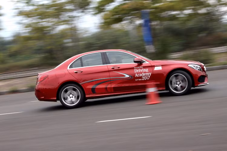 Bài tập Đánh lái hình chữ chi (Zig-zag Handling) đã quá quen thuộc trong các chương trình chạy thử xe tại Việt Nam, nhưng có sức hấp dẫn nhất định khi tay lái sẽ phải liên tục đánh lái trái/phải qua các cọc tiêu trên đường với tốc độ cao nhất có thể và dừng lại an toàn ở một khu vực được quy định sẵn.