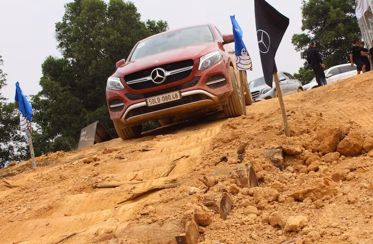 Rời đường nhựa, học viên sẽ đến với bài tập offroad duy nhất với các dốc cao, hào sâu, hố bùn được bố trí tương tự các bài thi của giải đua địa hình VOC, nhằm tìm hiểu các chế độ láy Dynamic Select của hệ thống dẫn động 4 bánh 4MATIC trên các dòng SUV/crossover Mercedes. Mở đầu bài tập, chiếc xe sẽ "bò" một cách chậm rãi xuống một dốc cao một cách chắc chắn nhờ hệ thống hỗ trợ đổ dốc.