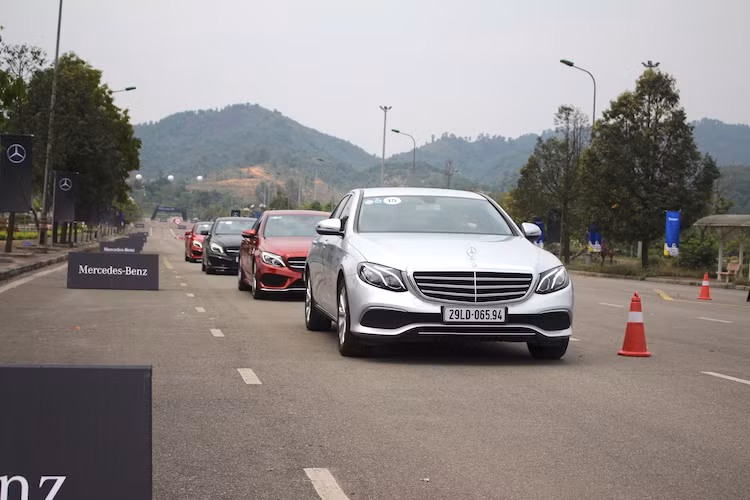 Chương trình Học viện Lái xe An toàn Mercedes-Benz Driving Academy (MBDA) đã trở nên quen thuộc với nhiều người yêu xe trên Thế giới. Từ ngày 12-17/4/2017, MBDA 2017 lần thứ 14 tổ chức tại Việt Nam được diễn ra tại Làng văn hóa các dân tộc Việt Nam ở Đồng Mô, Hà Nội, đem tới nhiều trải nghiệm mới hơn với các bài tập cả trên đường nhựa (onroad) lẫn đường địa hình (offroad) bằng xe sang Mercedes.