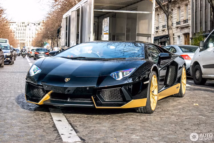 Mỗi chiếc Lamborghini Aventador Miura Homage cũng sẽ có một bảng đánh số thứ tự nhỏ bằng sợi carbon nằm trong nội thất. Bên cạnh các thay đổi trên, Lamborghini Aventador Miura Homage sẽ vẫn được trang bị động cơ V12 6.5l nạp khí tự nhiên với công suất tối đa 690 mã lực như Aventador thường.