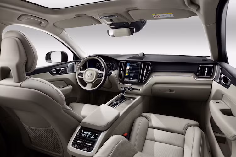 Giống như XC90, XC60 cũng có cabin mang đậm phong cách Bắc Âu với các chi tiết giản dị nhưng thanh nhã, các vật liệu nội thất cao cấp và chất lượng hoàn thiện tỉ mỉ. Nằm chính giữa bảng táp-lô của xe là một màn hình cảm ứng lớn tới 12 inch được đặt dọc, tích hợp đầy đủ các công nghệ hiện đại nhất: kết nối internet, Apple CarPlay, Android Auto, Bluetooth, hệ thống định vị...