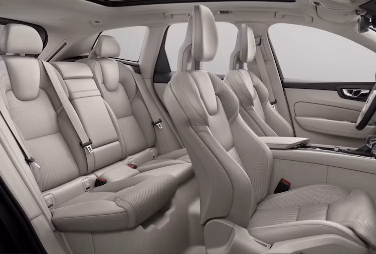 Volvo còn trang bị cho XC60 hệ thống điều hòa không khí tới 4 vùng có tên gọi CleanZone, với khả năng lọc sạch bụi bẩn và các chất độc hại để đem tới "bầu không khí trong sạch của vùng Scandinavia". Hướng tới sự thực dụng, cabin của XC60 cũng được thiết kế với nhiều ngăn, hộc chứa đồ khác nhau và không gian rộng rãi.