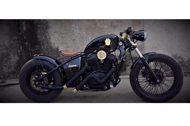 Lấy ý tưởng từ bản độ Bobber Samurai từ chiếc Yamaha XVS1100 của Destino Custom Garage ở Úc, một chủ xe Steed 400 ở Hà Nội đã đặt xưởng độ Titan Motorcycle Workshop (TMW) tạo ra một chiếc xe tương tự. Tuy nhiên trong quá trình độ, TMW đã khiến cho chiếc xe có dáng "cơ bắp" hơn, giống hình ảnh một chú báo đang lao về phía trước.