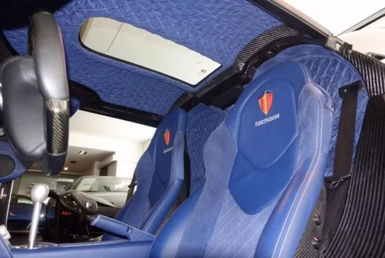 Chiếc CCX này được chủ xe đặt hàng với ngoại thất màu bạc và nội thất màu xanh khá "độc". Vòm mui của xe cũng được làm từ sợi carbon và có thể tháo rời, biến CCX từ một chiếc coupe mui kín trở thành mui trần dạng targa chỉ bằng cách tháo mui. Người dùng phải tự tháo bộ mui này, sau đó cất vào khoang chứa đồ trước mũi xe.