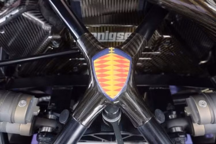 Để CCX có thể đáp ứng được các yêu cầu khí thải của mọi quốc gia trên Thế giới, Koenigsegg đã trang bị cho chiếc xe động cơ 4.7l siêu nạp kép V8 do hãng thiết kế thay vì loại Ford Modular V8 như CCR. Động cơ này có công suất lên tới 800 mã lực và mô-men xoắn cực đại 920 Nm, truyền sức mạnh tới cầu sau.