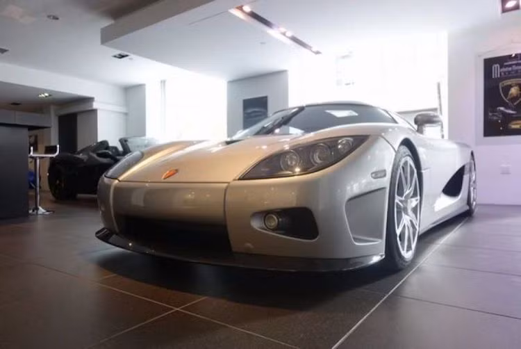 Khách hàng sẽ có 2 lựa chọn hộp số trên CCX là số sàn 6 cấp hoặc tuần tự 6 cấp. Chiếc xe chỉ mất 3,2 giây để tăng tốc từ 0-100 km/h và có thể đạt tốc độ tối đa lên tới 394 km/h. Sau CCX, Koenigsegg còn tạo ra nhiều phiên bản nâng cấp của chiếc xe như CCXR, CCXR Trevita, CCXR Edition...