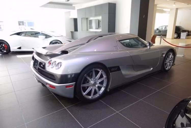 So với mẫu xe tiền nhiệm trước đó là CCR, Koenigsegg CCX có thiết kế gần như không thay đổi. Trên thực tế, mọi chiếc Koenigsegg từng được tạo ra từ trước tới nay đều có kiểu dáng chịu ảnh hưởng từ mẫu xe đầu tiên của hãng là CC, được hoàn thiện và ra mắt từ cách đây 21 năm.