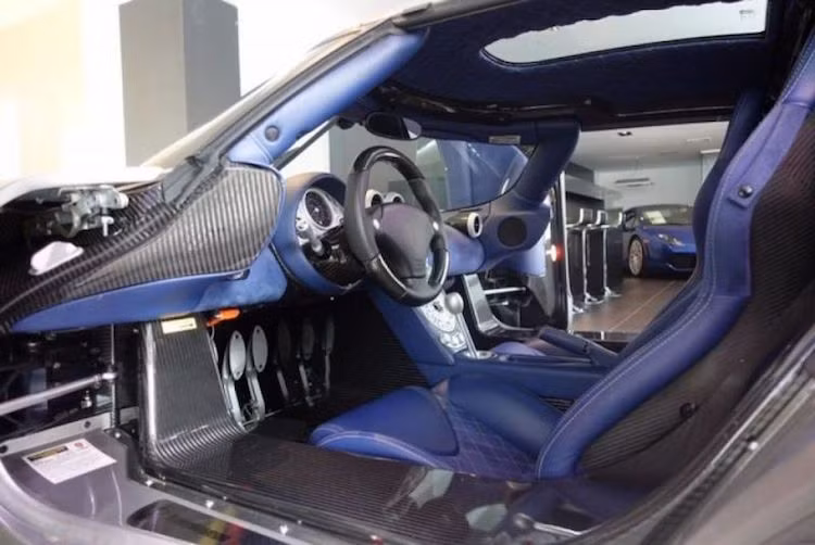 Mở xoay những cánh cửa thủy lực này ra, nội thất của CCX sẽ được phơi bày với các vật liệu cao cấp như sợi carbon, da cao cấp và nhung Alcantara. Xe chỉ có 2 ghế ngồi dạng thể thao, cả 2 đều được cung cấp bởi hãng Recaro. Đương nhiên, khách hàng cũng có thể tùy ý đặt màu nội thất và ngoại thất của xe theo ý muốn.