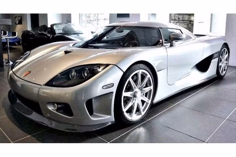 Vào năm 2006 tại triển lãm Geneva, mẫu siêu xe Koenigsegg CCX đã lần đầu tiên được hãng xe Thụy Điển Koenigsegg ra mắt. Tên gọi của chiếc xe là viết tắt của từ Competition Coupe X, trong đó chữ X mang ý nghĩa số 10 La Mã. CCX được tạo ra nhằm kỷ niệm 10 năm mẫu xe đầu tiên của Koenigsegg là CC ra đời.