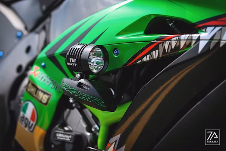 Do thường xuyên chạy đường dài nên chủ xe đã trang bị thêm cặp đèn LED TUN ở hai bên thân ZX-10R để tăng cường độ sáng. Những đèn LED này được gắn vào xe trên chống đổ T-Rex loại dành riêng cho mẫu superbike nhà Kawasaki.